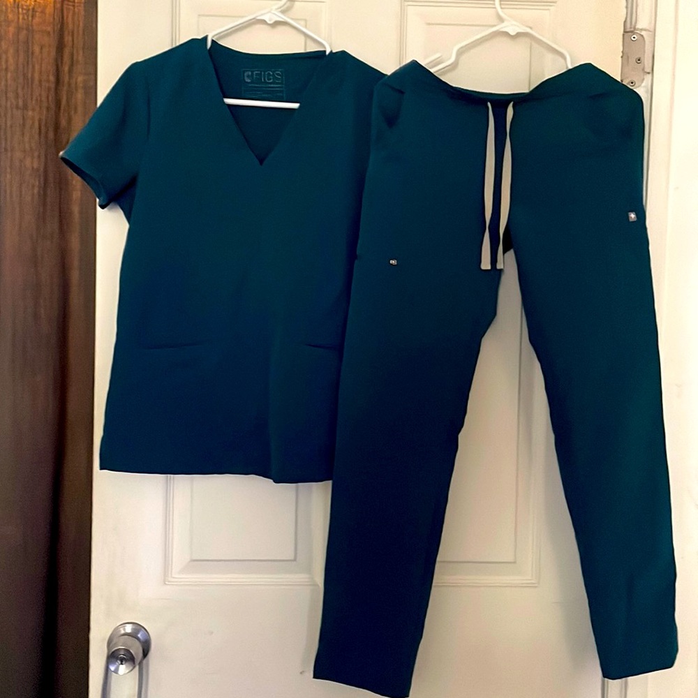 FIGS Top & Pant Set.  Three-Pocket Scrub Top & Skinny Scrub Pant